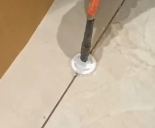 源汇瓷砖空鼓维修公司专业解答瓷砖在铺贴过程中，如果没有涂抹均匀到位的粘结材料（如水泥砂浆或瓷砖胶），可能会导致以下问题